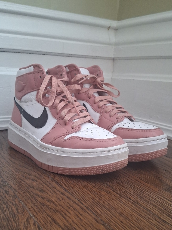Jordan Shoes - Women’s Jordan 1 in Dusty Pink and White
